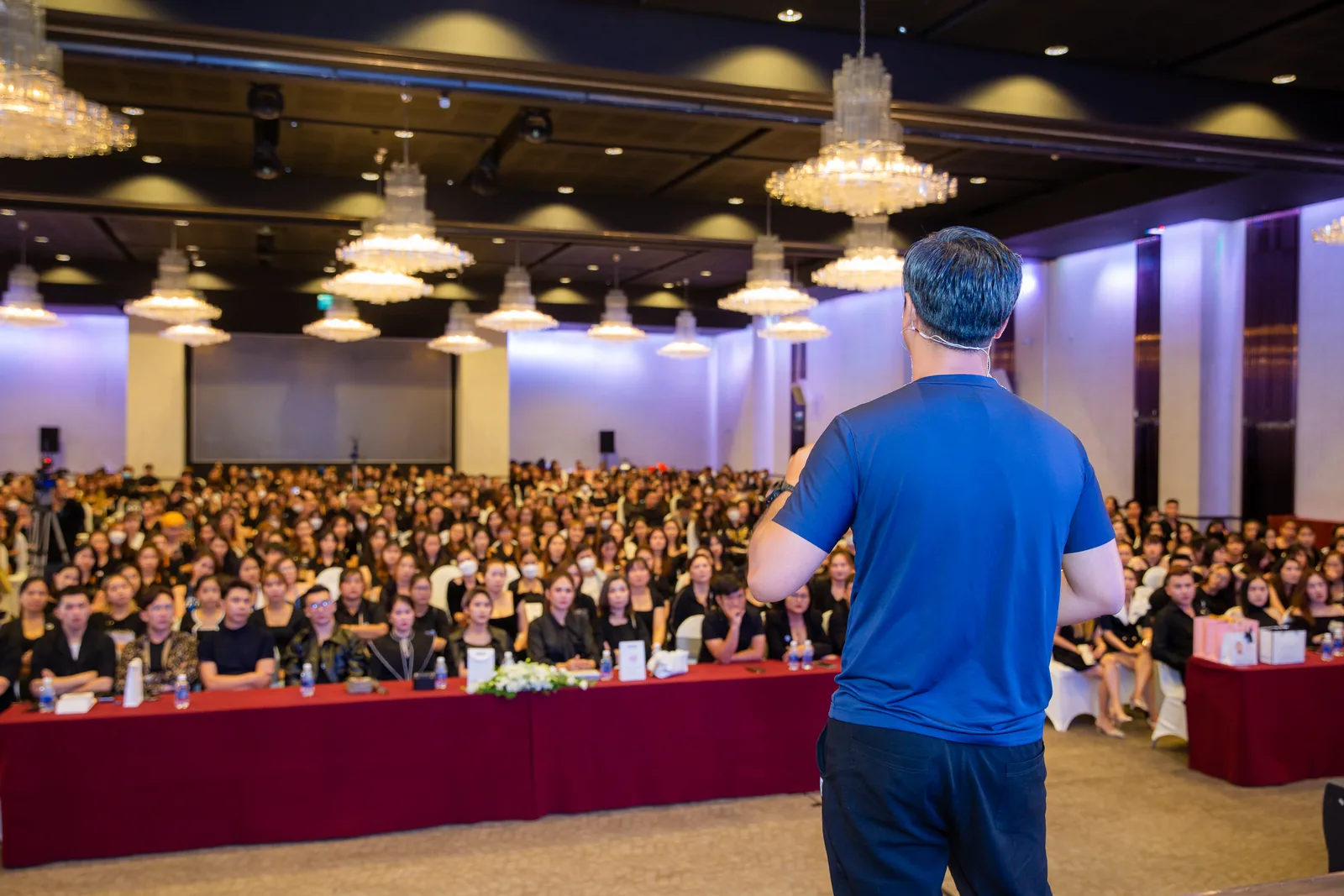 Góc chụp gần thấy rõ gương mặt các học viên đang chăm chú lắng nghe bài giảng